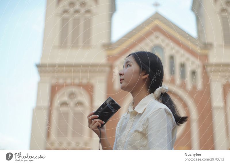 Junge asiatische Millennial Teenager-Mädchen mit Kamera während des Reisens in der Straße und Kirche Hintergrund, Teenager und Reise-Konzept attraktiv schön
