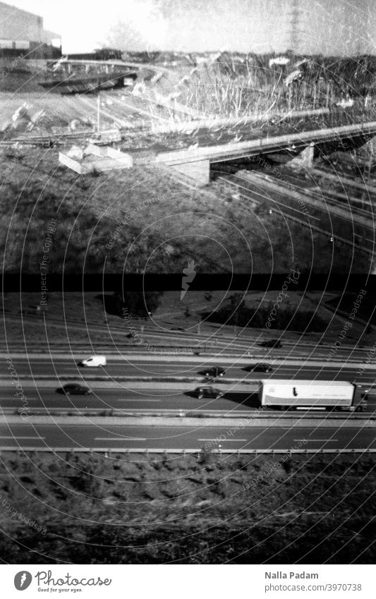 Stadtbildduett 6 analog Analogfoto schwarzweiß Diana Mini Halbformat Bochum Bochum West Autobahn zwei Bilder Verkehr Doppelbelichtung Brücke Ruhrgebiet Autos