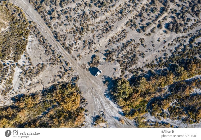 Luftaufnahme von Wildcamping in der Tabernas Wüste Almeria Spanien adventure aerial almería andalusia authentic desert drone dry europe film set geology