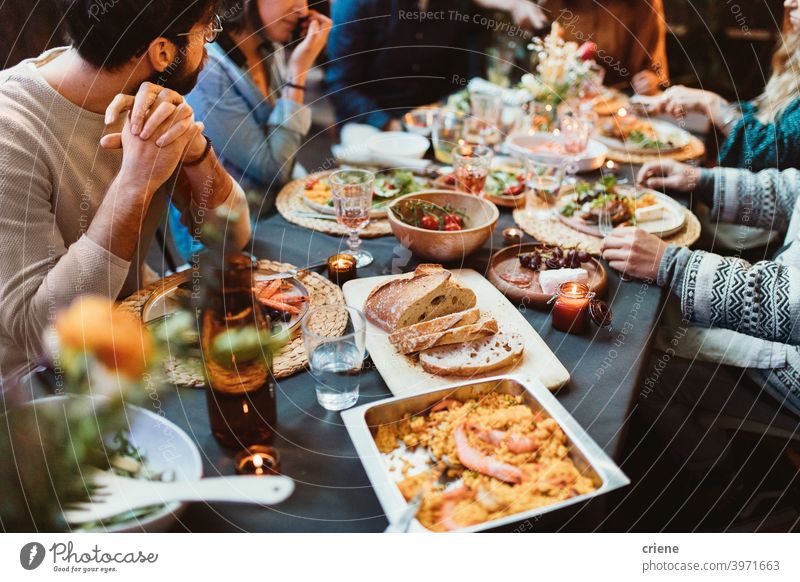 Gartenparty-Tisch mit verschiedenen Speisen Erwachsener offen im Freien junger Erwachsener Alkohol Hinterhof Brot zu feiern plaudernd Abendessen Dinnerparty