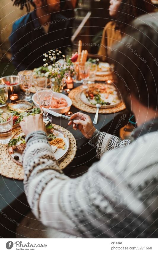 Gruppe von Freunden essen Essen und Spaß haben beim Abendessen Partei zusammen Erwachsener offen im Freien junger Erwachsener Alkohol Hinterhof Brot zu feiern