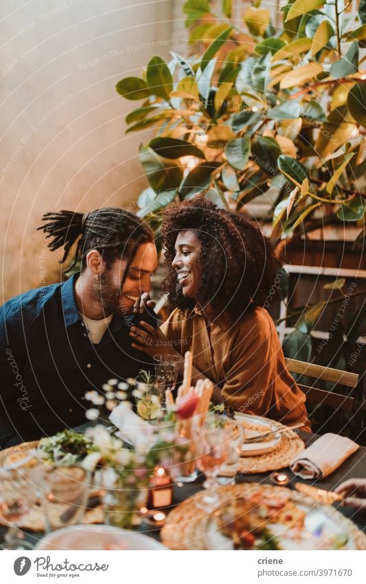 Junger Erwachsener gemischte Rasse Paar plaudern und flirten beim Abendessen Partei offen Datierung Freundin Heterosexuelles Paar im Freien Romantik