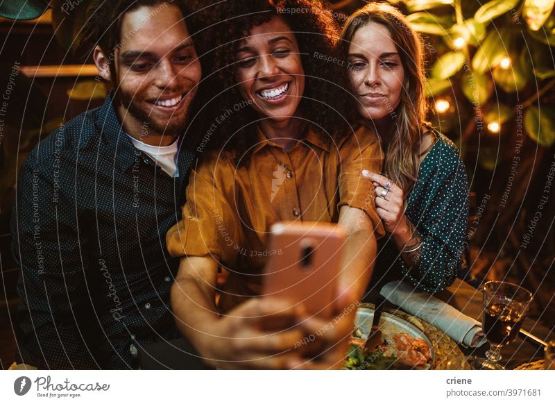 gemischte Rasse Gruppe von jungen Erwachsenen Freunde nehmen Selfie mit Telefon auf der Party offen Fröhlichkeit Smartphone Lächeln junger Erwachsener