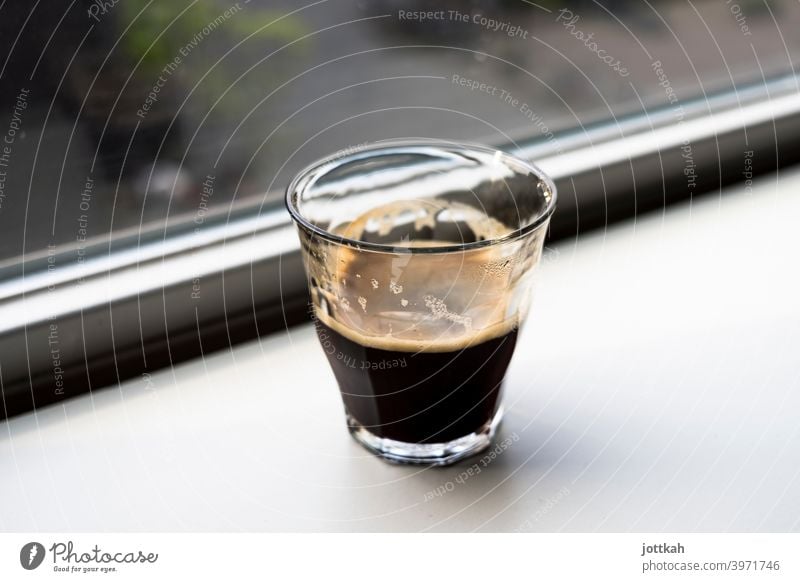 Ein Glas Espresso steht auf einer Fensterbank Kaffee Getränk Heißgetränk Morgen morgens aufwachen Koffein Ritual Pause müde Müdigkeit Flüssigkeit achtsam
