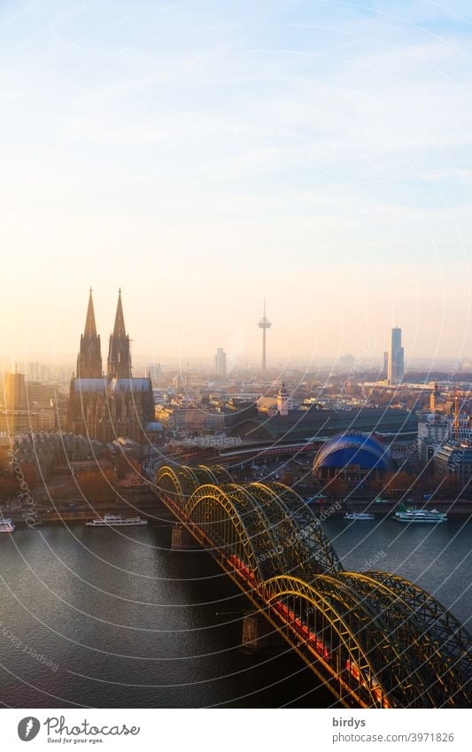 Köln im Abendlicht, Kölner Dom, Hohenzollernbrücke und Fernsehturm von oben. Panorama Wahrzeichen Kölner Fernsehturm Stadtpanorama Rhein Panorama (Aussicht)