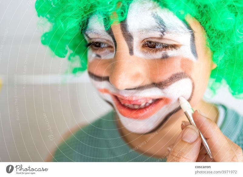 Mutter malt das Gesicht ihres Sohnes wie einen Clown Kunst Junge Bürste Karneval Kaukasier Feier Kind Kindheit Zirkus abschließen Farbe farbenfroh Tracht