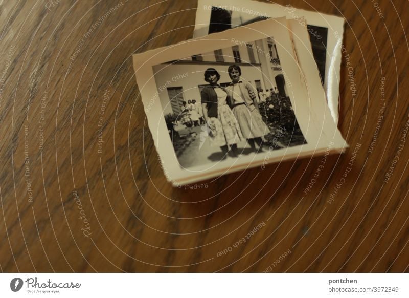 Alte Fotos in schwarz- weiß auf holzhintergrund. Zeitreise, Vergangenheit, Fundstücke schwarz-weiß 50er vintage erinnerung 50s Erinnerung Schwarzweißfoto