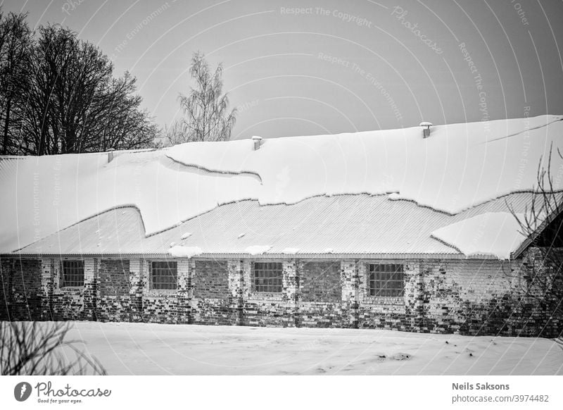 erstaunliche Formen von Schnee auf alten Bauernhaus `s neue Dach Ackerbau Hintergrund schön Windstille kalt Cottage Landschaft Deckung Bauernhof Feld Wald