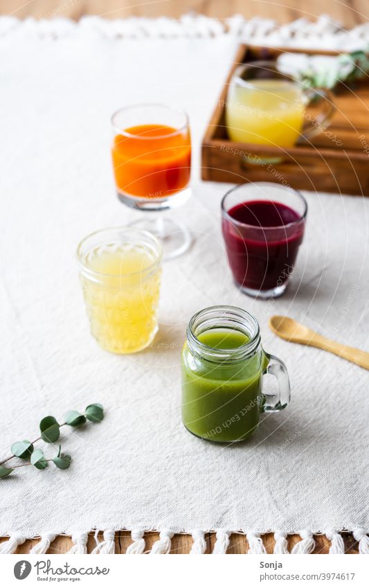 Gesunde Säfte in verschiedenen Gläsern auf  einem Leinen Tischtuch Saft frisch variation Frucht Getränk Gesundheit Ernährung Farbfoto Gesunde Ernährung Diät