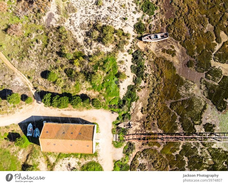 Luftaufnahme des Ria Formosa Naturparks in Olhao, Algarve, Portugal Feuchtgebiete Park Ria formosa olhao oben Dröhnen Antenne Pier Haus Boot Küstenstreifen