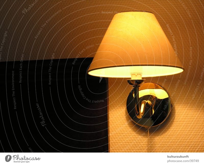 Die Lampe Licht Hotel Raum schlafen Physik Nacht gelb Häusliches Leben Lichterscheinung Wärme