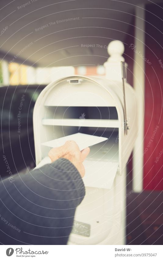 Brief aus dem Briefkasten hohlen Mitteilung Post Postkasten Briefumschlag Nachricht empfänger Hand Sendung Rechnung herausholen