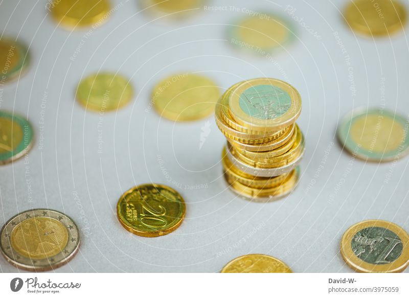 Geldstapel zwischen einzelnen Euromünzen € Erfolg inflation inflationsrate Erfolgsaussicht erfolgreich sparen Geldmünzen Münzen