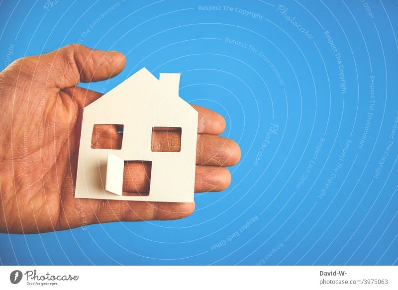 Hausbau / Eigenheim -  ein Haus in den Händen halten Immobilienmarkt planen planung wohnen Wunsch Zukunftsorientiert Erfolg