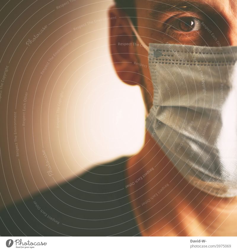 Corona - Mann mit medizinischer Maske / neue Regeln Coronavirus Medezinische Verschärfung Pandemie Mutation Atemschutzmaske Mundschutz Anordnung Schutz