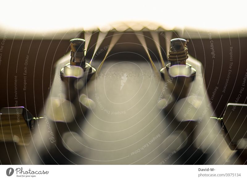 Detailaufnahme einer Gitarre Saiteninstrumente Gitarrensaiten Musik Klang Musikinstrument akustisch Kultur makrofotografie Ton Konzert