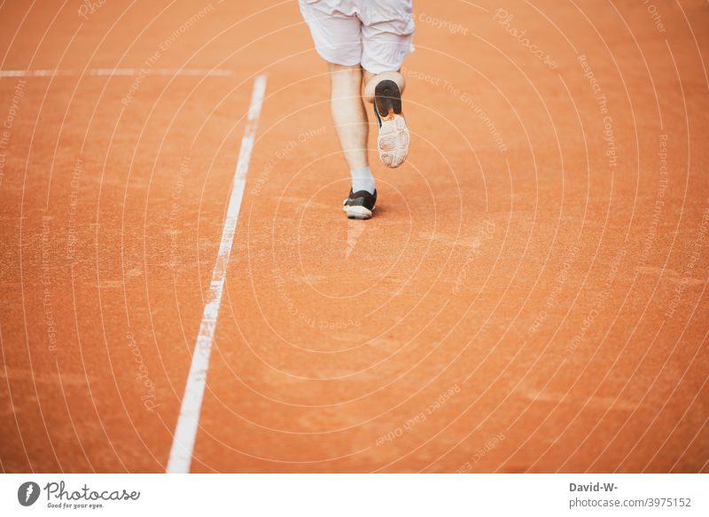 Sportler rennt auf einem Sportplatz laufen rennen Sportlichkeit Läufer Laufsport Geschwindigkeit Bewegung Jogger Gesundheit Training Fitness Mann Füße Beine