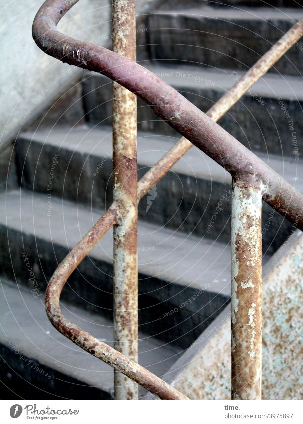 Metallika X Oberfläche Eisen Stahl Rost abgenutzt treppe handlauf geländer lost places treppenstufen schwung gebogen