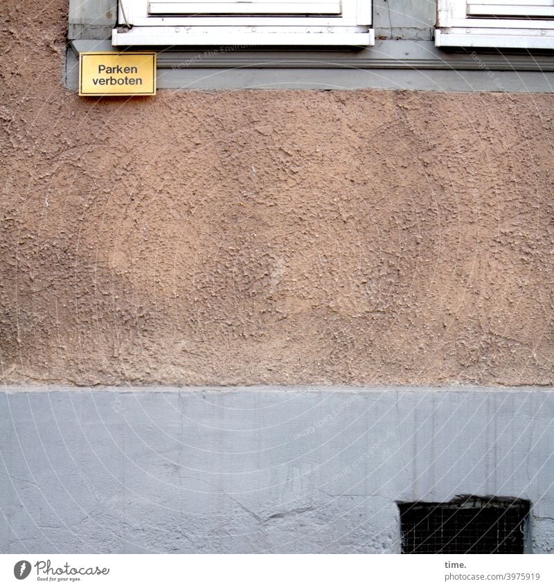 Parkverbötchen parkverbot mauer haus wand schild kellerfenster beton putz urban innenstadt fenstersims sockel