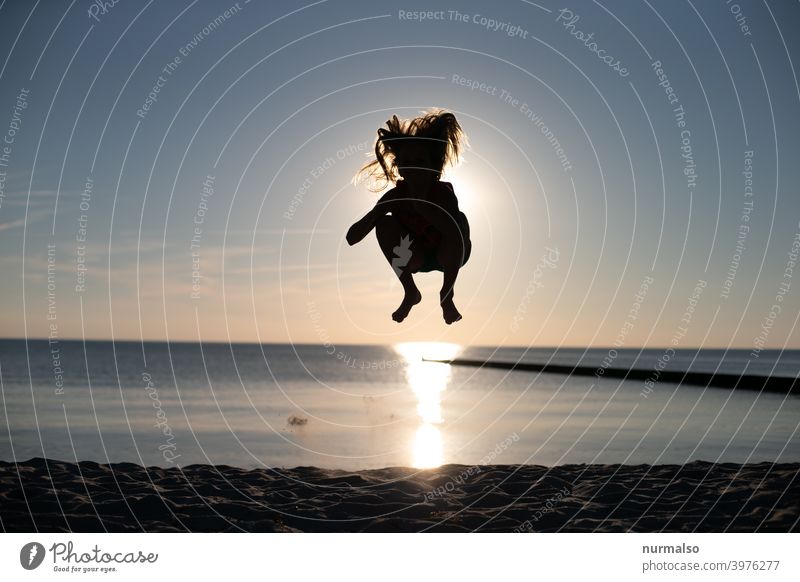 Yipiyäh Strang Sonne sonnenuntergang Sand Art Springen fliegen leicht freudig Urlaub Leichtigkeit freiheit Sommer Ostsee ausflog Natur sich[Akk] beugen