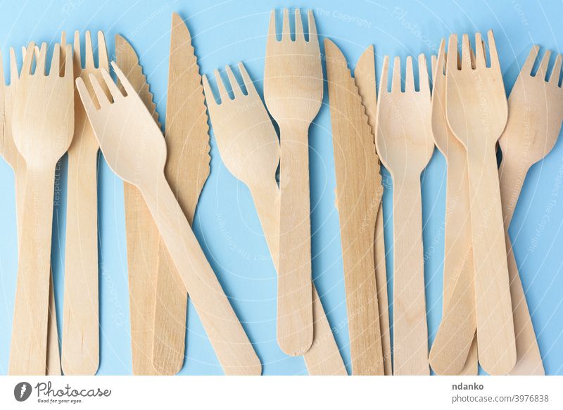 Holz Gabeln und Messer auf einem blauen Hintergrund Öko weiß hölzern Besteck Lebensmittel Objekt Utensil Einwegartikel Kulisse Gerät Mahlzeit einfach speisend