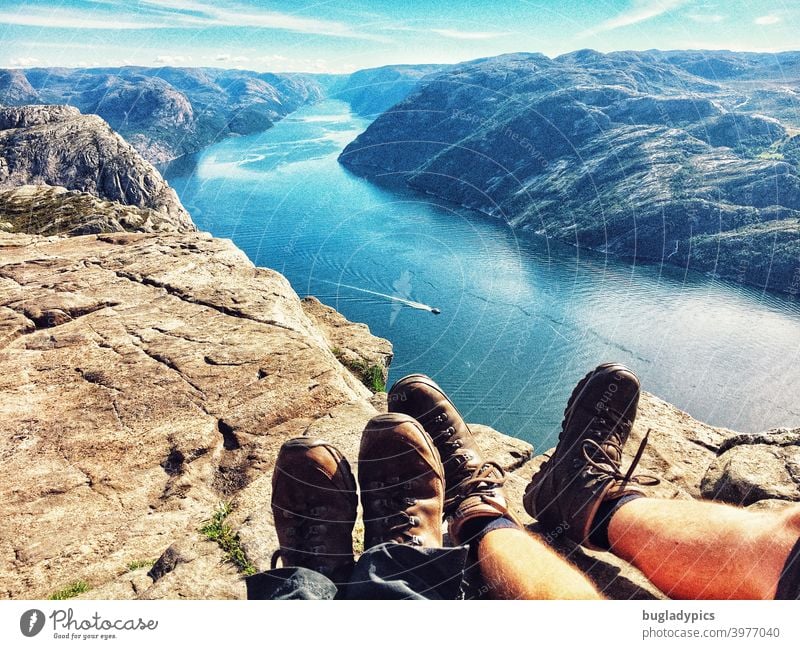 Füße ausruhen mit Aussicht über den Lysefjord Fjord Fjordausblick Meer Berge u. Gebirge Wasser Norwegen Skandinavien Ferien & Urlaub & Reisen Himmel Natur