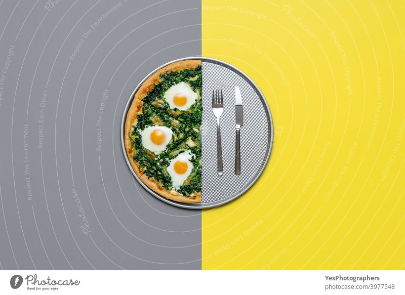 Vegetarische Pizza mit Ei und Spinat, Ansicht von oben. Halbe Pizza isoliert auf grau und gelber Farbe Italienisch Käse Farbe des Jahres farbiger Hintergrund