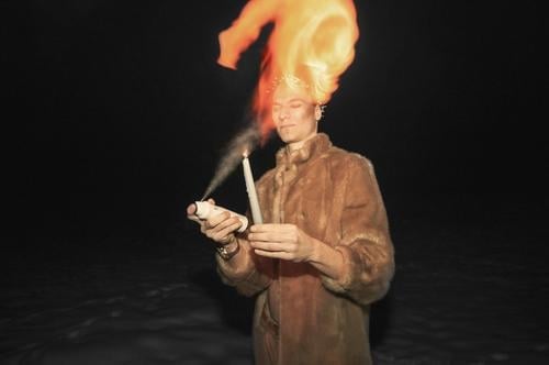 Dieser wilde Mann spielt mit dem Feuer. Gekleidet in Pelz in dieser kalten Winternacht macht er einige gefährliche Tricks. Er wird zum Brandstifter. Kerze Fell