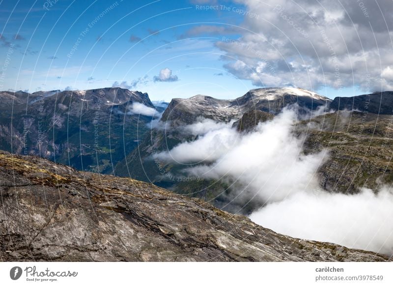 Blick in die norwegische Landschaft mit Wolken Berge u. Gebirge Felsen Norwegen Fjord wandern Weitblick