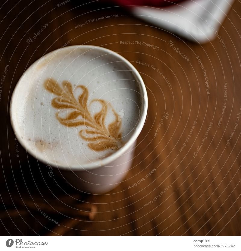 Cafe to go Barista latte latte macchiato cappuccino take away holz herz holztisch kreation getränk mitnehmen zum becher kaffee cafe schaum milchschaum muster