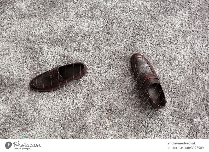 Klassische männliche braune Lederschuhe auf grauem Teppich Hintergrund. Bräutigam Morgen hölzern klassisch Schuhe Männer Paar elegant Mode Reichtum Stil
