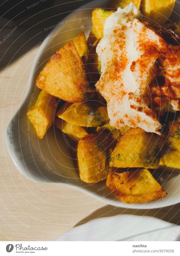 Patatas bravas mit Ajoaceite, spanische Tapa patatas bravas Würzig Kartoffeln ajoaceite lecker geschmackvoll Gewürze Terrasse Bar Pub Sonne sonnig Spanien