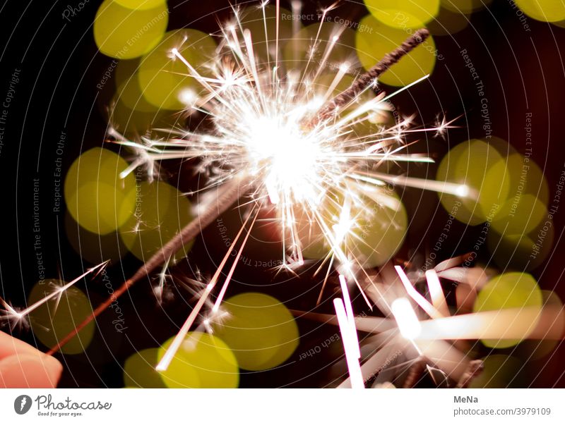 Brennende Wunderkerze Sternwerfer Silvester Funken brennen Party Neujahr GutesNeuesJahr Licht Feuerwerk Geburtstagwunsch Glückwünsche grün LichtimDunkeln Feste