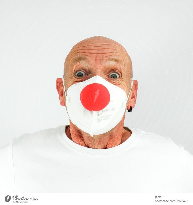 Lustiger Mann mit FFP2 Maske und roter Clownsnase Mundschutz ffp2-maske Mund-Nasen-Maske lachen lustig clownsnase Fasching Karneval Augen Falten Schutz covid-19
