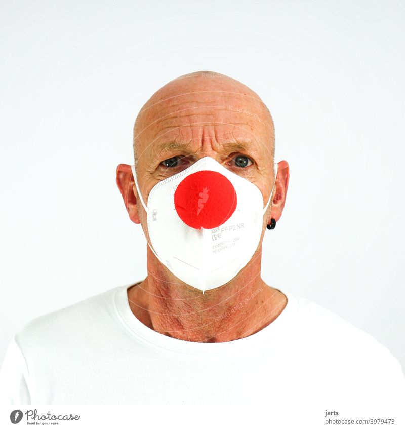 Mann mit FFP2 Maske und roter Clownsnase Mundschutz ffp2-maske Mund-Nasen-Maske clownsnase Fasching Karneval Augen Falten Schutz covid-19 Pandemie Optimismus