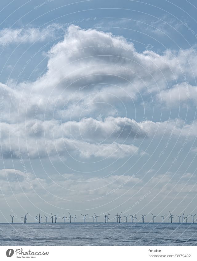 Wolken Meer und Windräder Windradpark windrad Windkraftanlage ökostrom Erneuerbare Energie Elektrizität alternativ Umweltschutz Rotor Energiewirtschaft