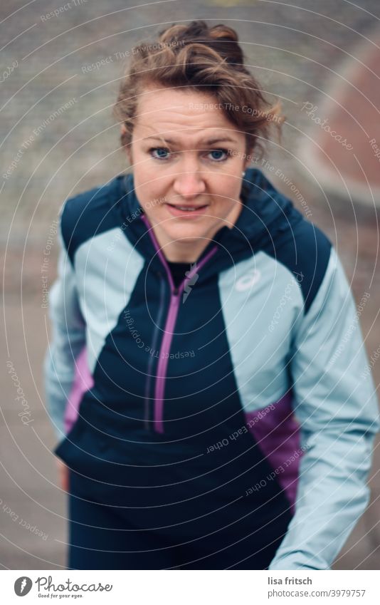 Sportliche Frau - laufen trainingsjacke Erwachsene 30 Jahre alt sportlich Joggen Gesundheit Gesundheitswesen Außenaufnahme Fitness Farbfoto Lifestyle Läufer