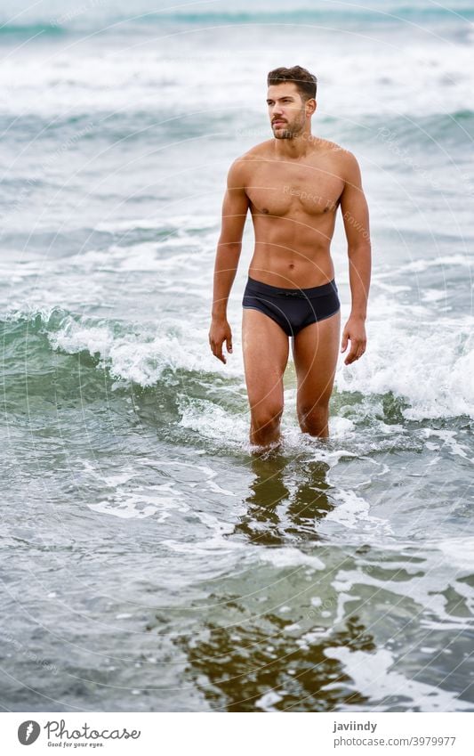 Hübscher muskulöser Mann beim Baden am Strand männlich gutaussehend Gesundheit Wasser Menschen passen MEER Model Bauchmuskeln Urlaub Fitness Truhe stark