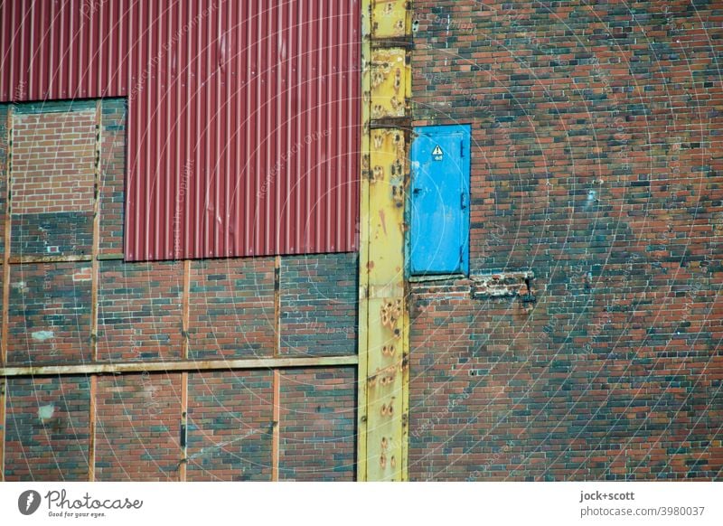 Hinter der blauen Tür wartet der Abgrund Kraftwerk Charlottenburg Denkmalschutz Architektur Stahlträger Berlin Backsteinwand Metalltür Metallblende