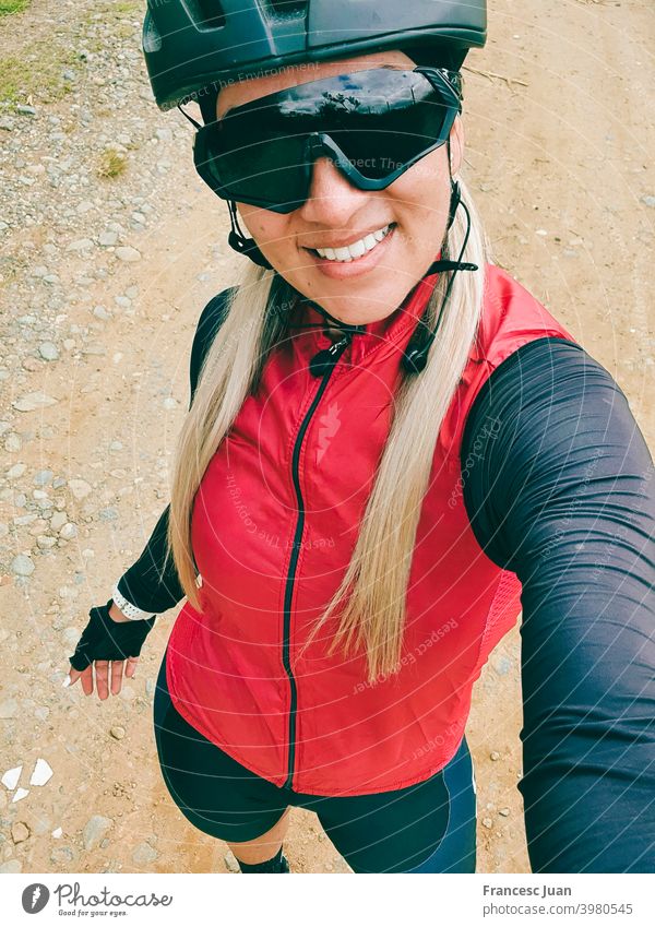 Schöne Radfahrer Frau Selfie Ausbildung in den Berg. Lächeln Fahrradfahren jung Porträt Menschen Hut Kind Person Glück Teenager Mode Schönheit weiß
