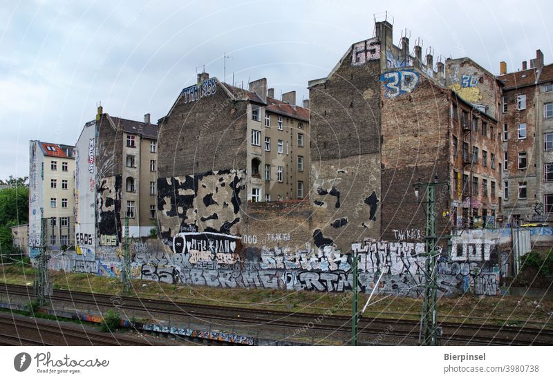Rückseite der Kopenhagener Straße in Berlin-Prenzlauer Berg mit Gleisen der S- und Fernbahn Bezirk Pankow Hinterhof Fassaden Graffiti unverputzt Altbau