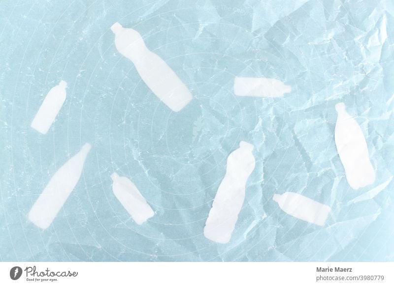 Leere Plastikflaschen im Wasser | Papier-Illustration mit Flaschen-Silhouetten unter transparentem Papier Plastikmüll Müll Umweltverschmutzung Kunststoff