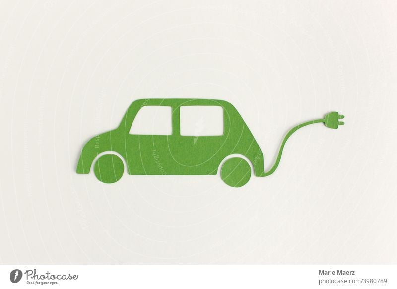 E-Auto | Papier-Illustration eines grünen Autos mit Stromkabel e-Auto Symbole & Metaphern Mobilität Zukunft Verkehrsmittel Fahrzeug Elektrizität