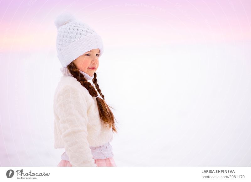 Porträt des kleinen Mädchens auf Spaziergang im Winter in frühen frostigen Morgen. kalt Gesicht Hut schön jung Schnee Weihnachten niedlich Glück Mode weiß