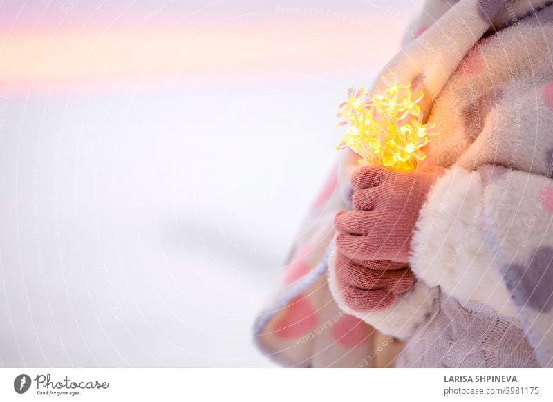 Kleines Mädchen Hände halten Kette von Bokeh Lichter. Weihnachtsdekoration zu machen Wunsch. Hand hell Halt Weihnachten Party Hintergrund Feiertag neu