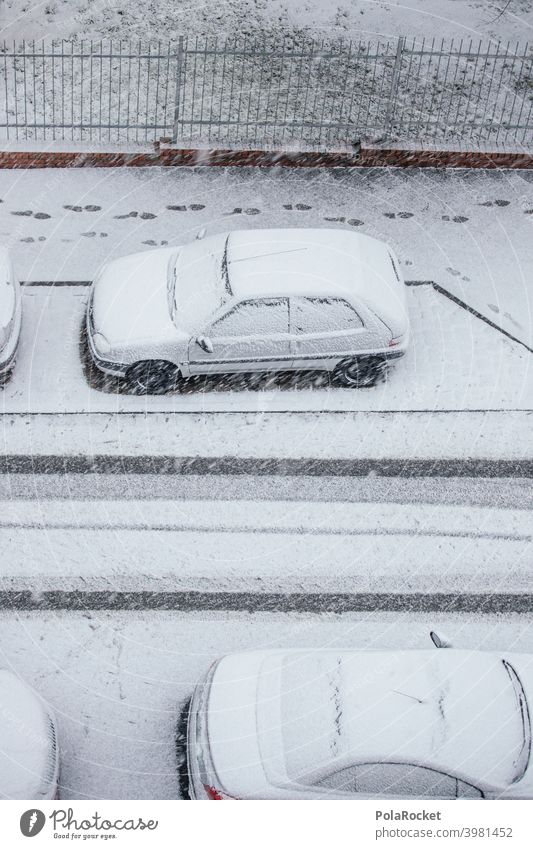 #A0# Wintereinbruch, da freuen sich die Autofahrer! Straße Winterstraße winterlich Wintertag verschneit Kälte Winterstimmung Fußspuren Spuren