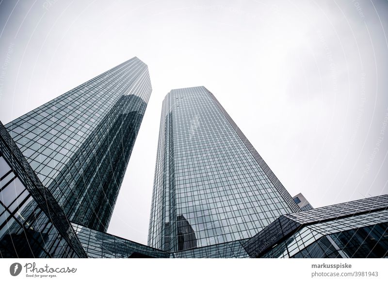Modernes Büro-Bankgebäude-Wolkenkratzer Frankfurt am Main Stil Architektur Gebäude Großstadt Fassadenverkleidung Design Revier Saum Gesicht Finanzen fließen
