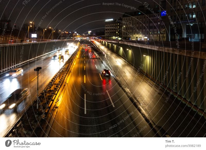 Nachts auf einer Brücke der Stadt Berlin Schöneberg Stadtautobahn Textfreiraum Menschenleer Dämmerung Stadtleben Abend Stadtzentrum Verkehr Autobahn Hauptstadt
