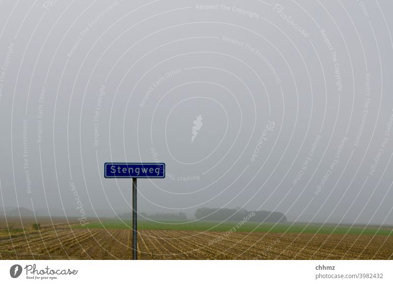 Stengweg Schilder & Markierungen Strassenschild Texel Buchstaben Nebel grau Landschaft Menschenleer flach Ebene Außenaufnahme Horizont Hinweisschild Wort