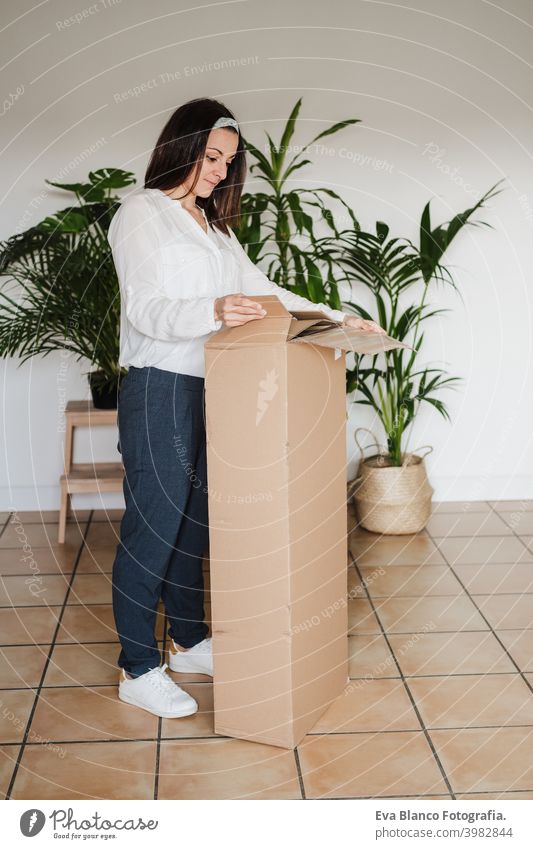 Nahaufnahme einer jungen Frau beim Zusammenbau von Möbeln. Auspacken der Teile aus dem Karton. DIY-Konzept es selbst machen diy heimwärts Haus Kaukasier